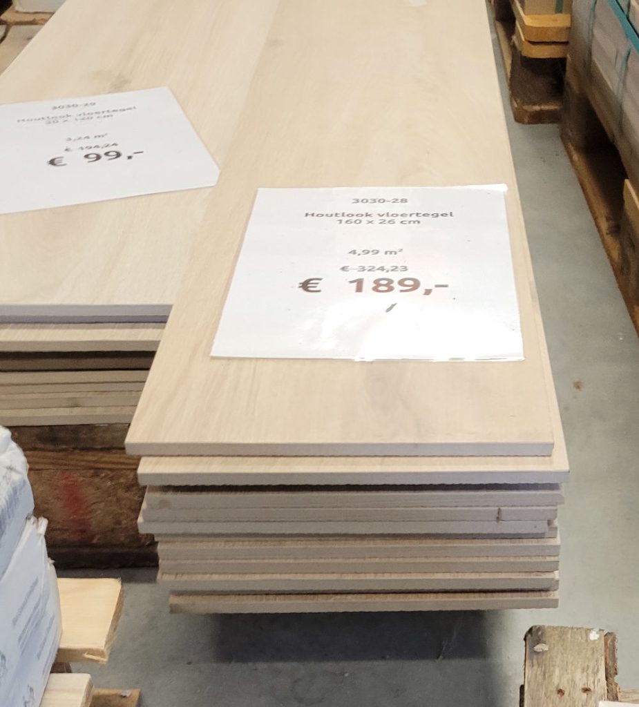 3030-28 restpartij houtlook vloertegels 26x160 bij Tegelstudio Zeeland in Vlissingen