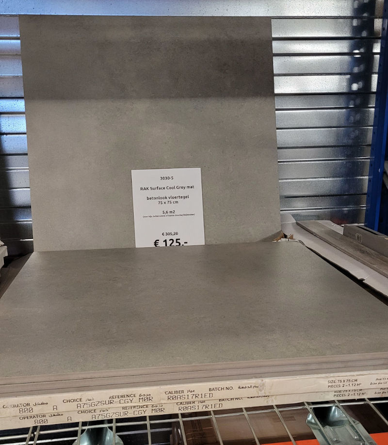 3030-5 restpartij vloertegels betonlook grijs 75x75 cm bij Tegelstudio Zeeland in Vlissingen