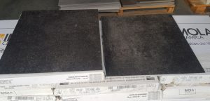 3030-41 Restpartij zwarte keramiek vloertegels 45x45 cm bij Tegelstudio Zeeland in Vlissingen