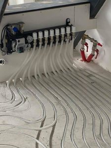 Foto van aanleggen vloerverwarming in uitvoering op de website van Tegelstudio Zeeland in Vlissingen