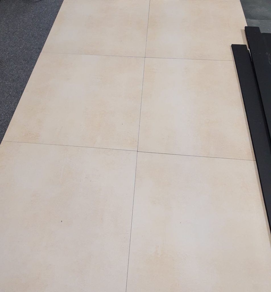3030-85 crème betonlook vloertegel 60x60 cm bij Tegelstudio Zeeland in Vlissingen