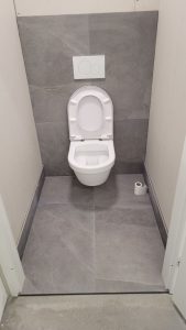 Toiletruimte in aanbouw als inspiratie-foto op de website van Tegelstudio Zeeland in Vlissingen