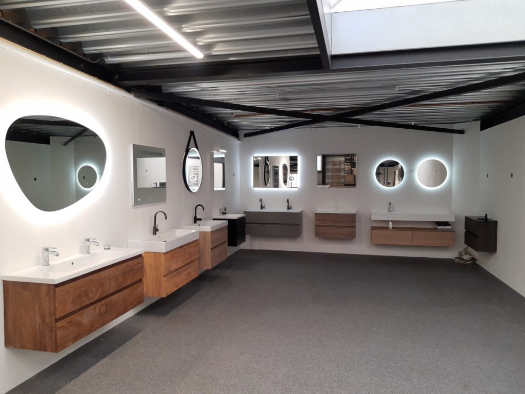 Badkamermeubels / wastafelmeubels in de showroom van Tegelstudio Zeeland in Vlissingen