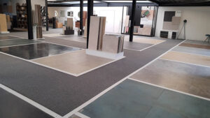 Impressie van de showroom van Tegelstudio Zeeland in Vlissingen, met vloervlakken en displays met vloertegels en wandtegels.