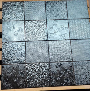 Restpartij Realonda Glint Antracita decor tegels 44,2x44,2 cm bij Tegelstudio Zeeland in Vlissingen