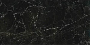 Impressie zwarte marmerlook tegels van 60x120 cm bij Tegelstudio Zeeland in Vlissingen Prismacer Radon