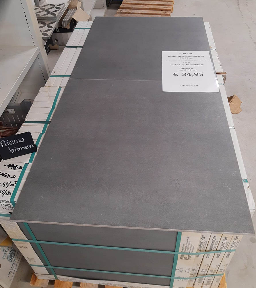 Betonlook vloertegel, antraciet, 60x60 cm, in het verkoopmagazijn van Tegelstudio Zeeland in Vlissingen