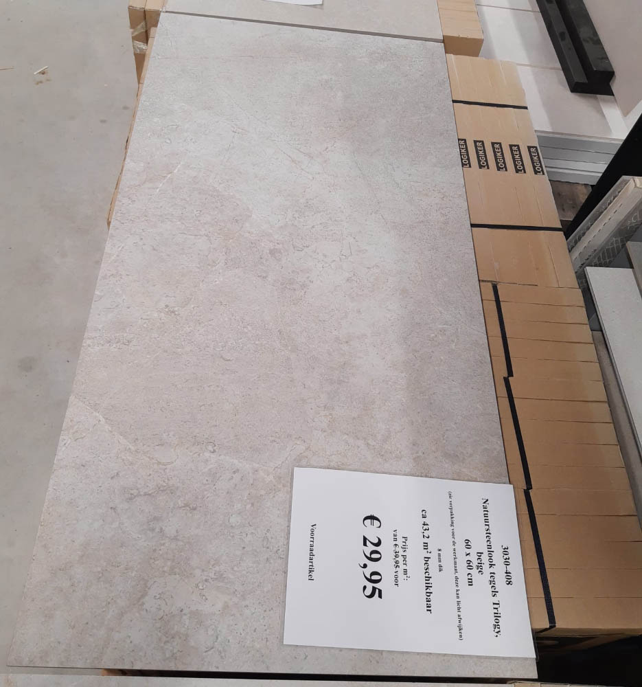 Natuursteenlook tegels (Trilogy Sand 60x60 cm) in het verkoopmagazijn van Tegelstudio Zeeland in Vlissingen