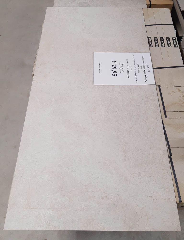 Natuursteenlook tegels (Trilogy Ivory 60x60 cm) in het verkoopmagazijn van Tegelstudio Zeeland in Vlissingen