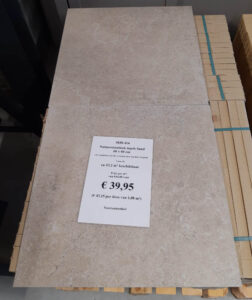 Natuursteenlook tegels (Sand 60x60 cm) in het verkoopmagazijn van Tegelstudio Zeeland in Vlissingen