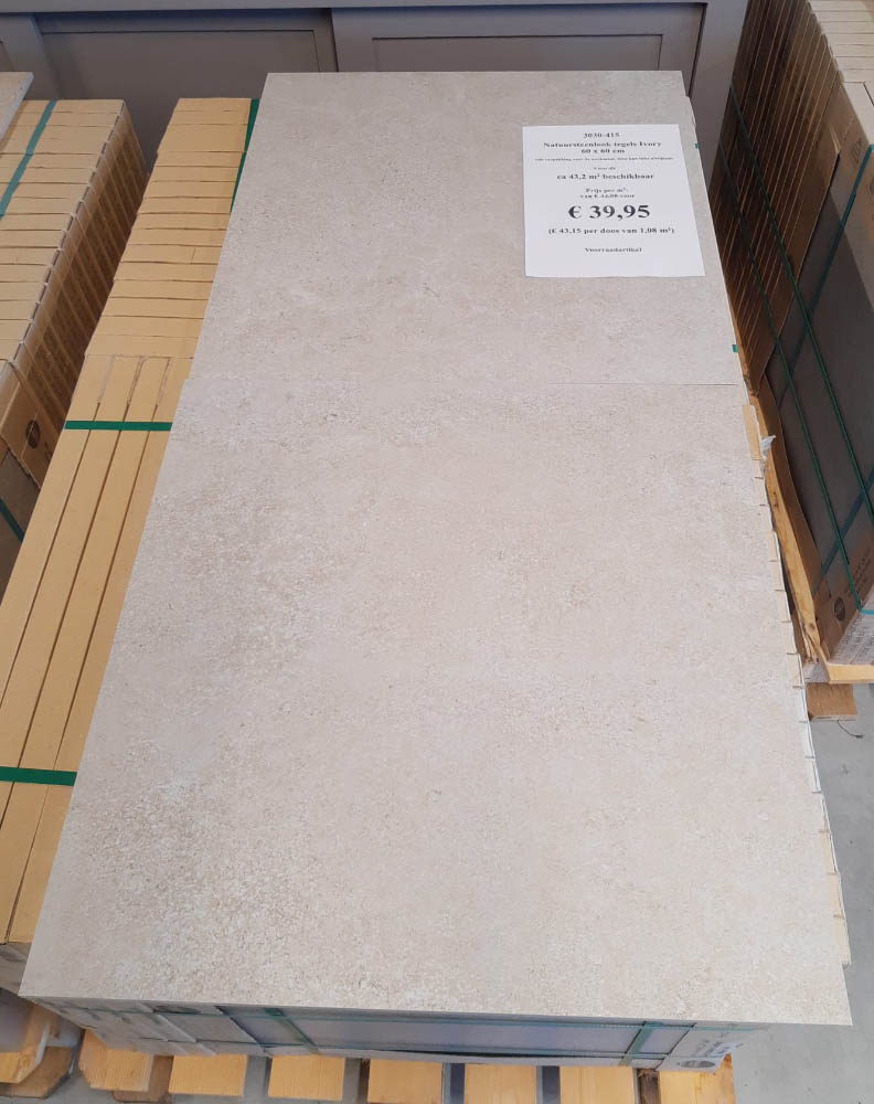 Natuursteenlook tegels (Ivory 60x60 cm) in het verkoopmagazijn van Tegelstudio Zeeland in Vlissingen
