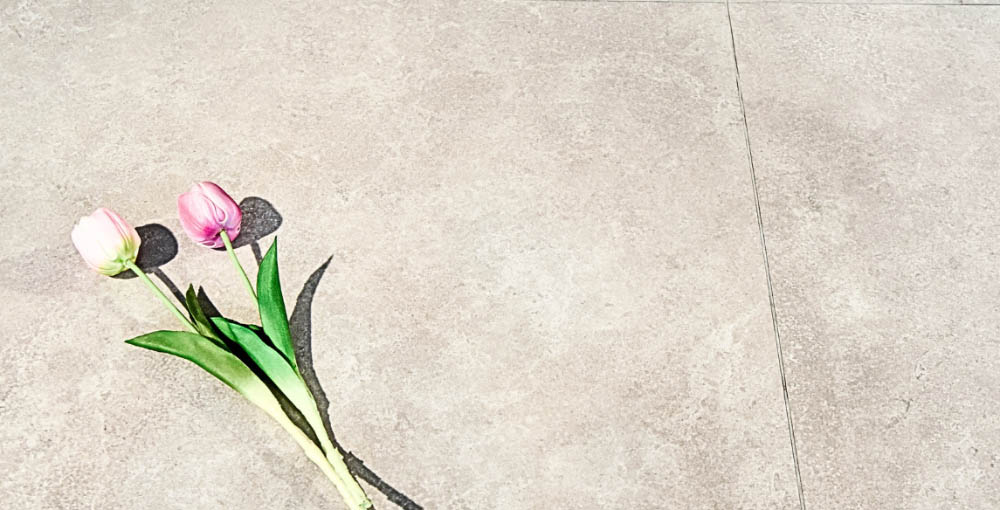 Impressiefoto natuursteenlook tegels (Ivory 60x60 cm) in het verkoopmagazijn van Tegelstudio Zeeland in Vlissingen