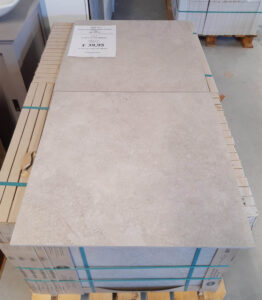 Natuursteenlook tegels (Sabbia 60x60 cm) in het verkoopmagazijn van Tegelstudio Zeeland in Vlissingen