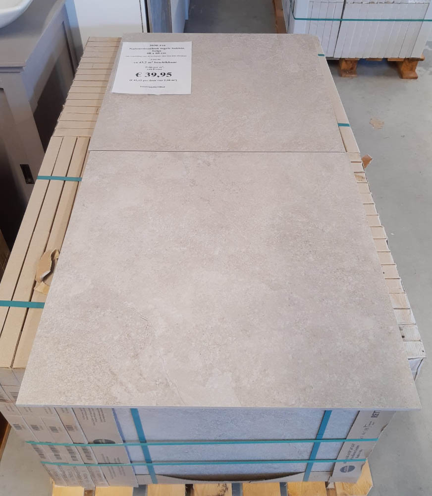 Natuursteenlook tegels (Sabbia 60x60 cm) in het verkoopmagazijn van Tegelstudio Zeeland in Vlissingen