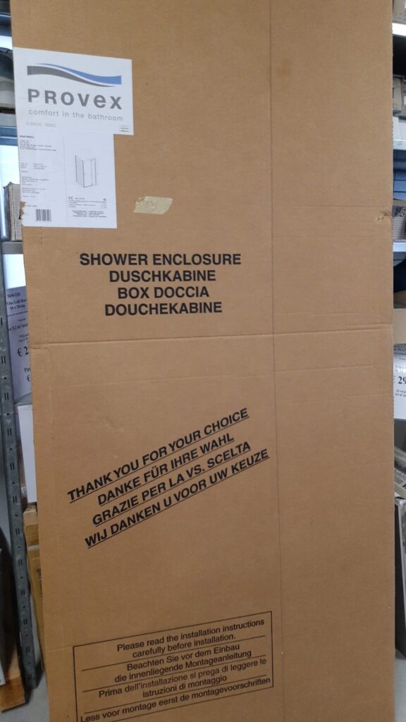 Douchecabine van 90x120 cm, 195 cm hoog met draaideur aan de lange zijde. Opruimartikel in het verkoopmagazijn van Tegelstudio Zeeland in Vlissingen