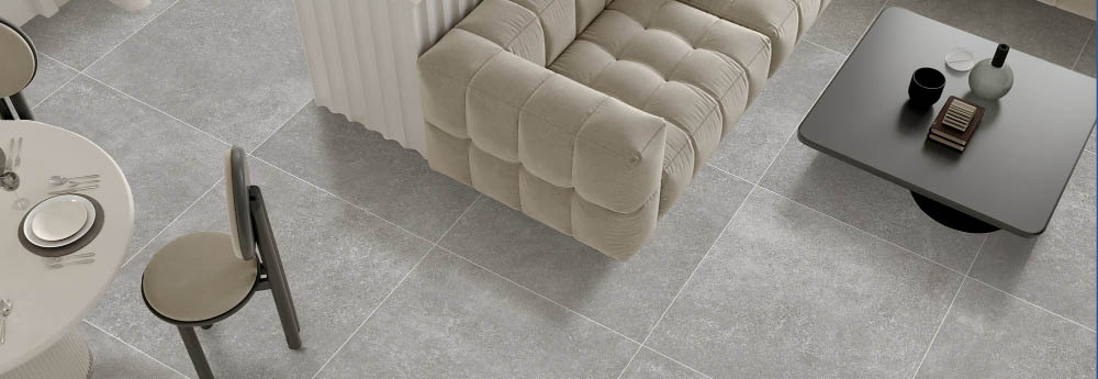 Impressie betonlook vloertegels Sand 60x60 cm in het verkoopmagazijn van Tegelstudio Zeeland in Vlissingen.