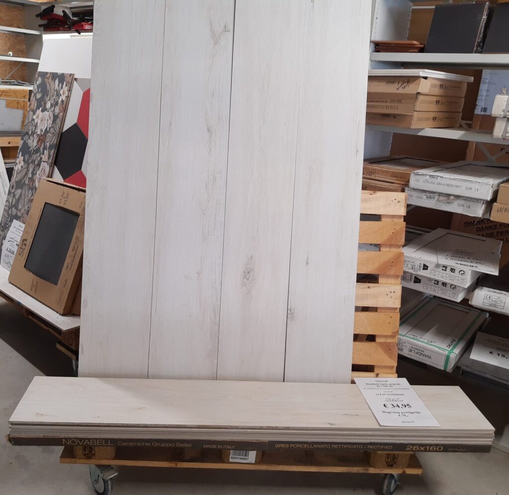 Restpartij houtlook tegels Novabell Eiche Alpin 26x160 bij Tegelstudio Zeeland in Vlissingen