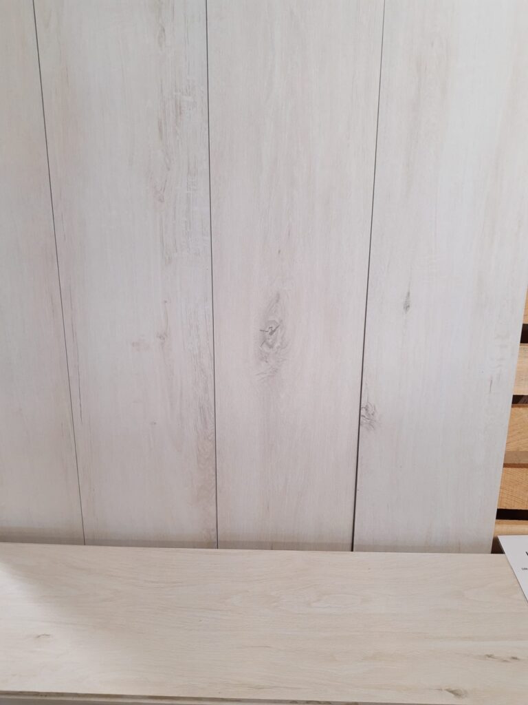 Restpartij houtlook tegels Novabell Eiche Alpin 26x160 bij Tegelstudio Zeeland in Vlissingen