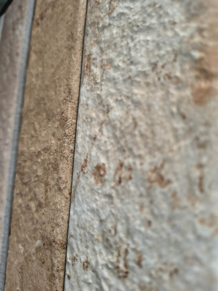 Close-up van het oppervlak van de Chelsea Bricks - tegels met baksteen effect - brick - effect bij Tegelstudio Zeeland in Vlissingen