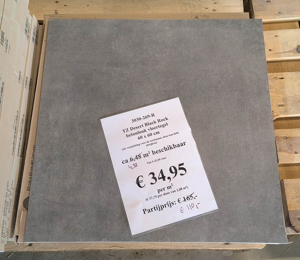 Restpartij antraciet betonlook vloertegels van 60x60 cm bij Tegelstudio Zeeland in Vlissingen
